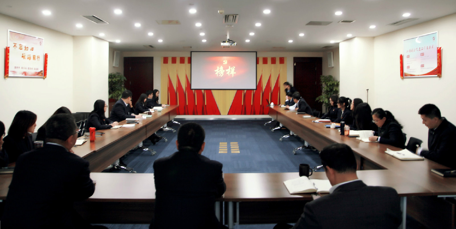 财务公司观看榜样1.jpg 财务公司观看榜样1.jpg